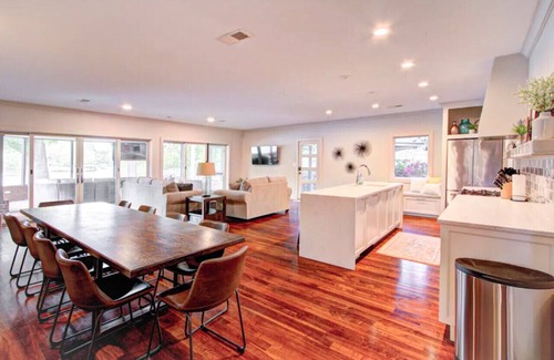 Dixie - Berryhill Apartment | Lakefront 4BR in Charlotte w/Pool, Hot Tub & BBQ