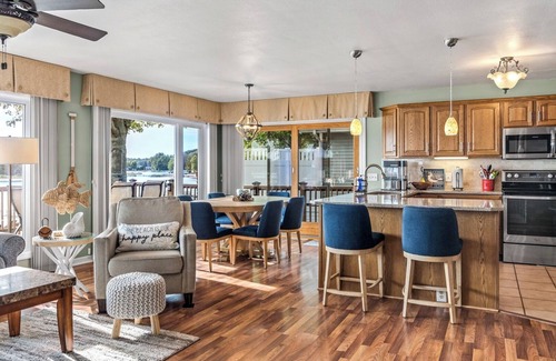 Twin Lake House | Lakefront +Beach | Pontoon Rtl | Hot Tub + Kayaks