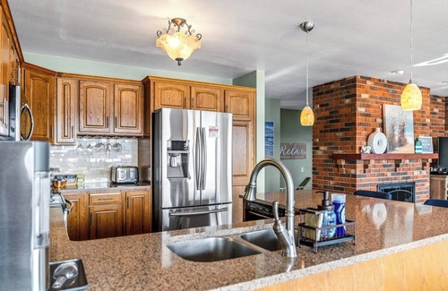 Twin Lake House | Lakefront +Beach | Pontoon Rtl | Hot Tub + Kayaks