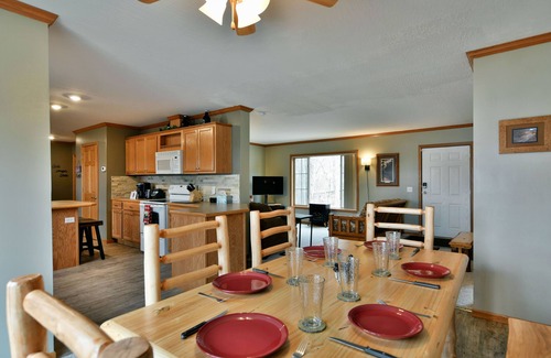 Birchwood Cabin | Lakefront Cabin w Screened Deck! Pontoon Rental! 2 Kayaks/Fishing Row Boat!