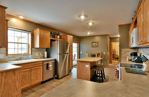 Birchwood Cabin | Lakefront Cabin w Screened Deck! Pontoon Rental! 2 Kayaks/Fishing Row Boat!