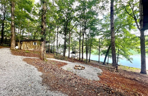 Elf Cabin | Lakefront Cabin with Double Dock