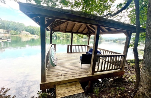 Elf Cabin | Lakefront Cabin with Double Dock