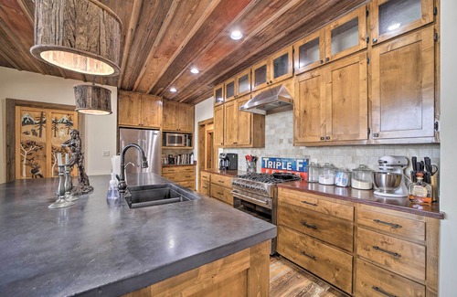 Cedar Vale Cabin | Lakefront Cedar Vale Lodge w/Private Boat Dock!