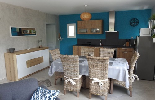 Villegusien-le-Lac Cottage | Lakefront cottage with terrace, perfect for families