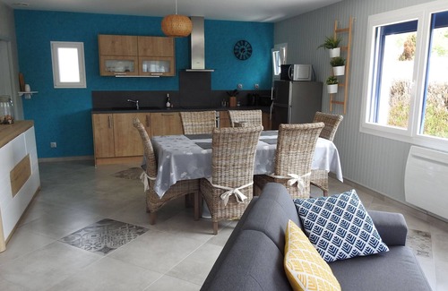 Villegusien-le-Lac Cottage | Lakefront cottage with terrace, perfect for families
