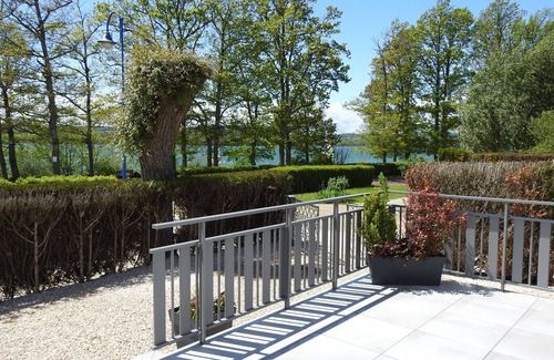 Villegusien-le-Lac Cottage | Lakefront cottage with terrace, perfect for families