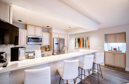 Coeur d'Alene Condo | Lakefront condo with mountain views, pool, balcony, grill, fireplace, streaming