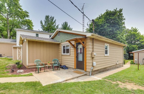 Monticello Cottage | Lakefront Cottage w/Deck Near Indiana Beach!