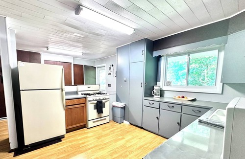 Newaygo Cottage | Lakefront Emerald Cove Cottage-3 bd, 2 ba -Sleeps 10