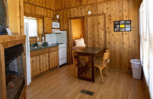 Cadiz Cottage | Lakefront family Fort 78 - Dog Friendly