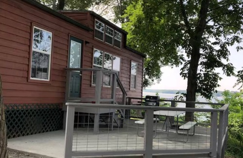 Cadiz Cottage | Lakefront family Fort 78 - Dog Friendly