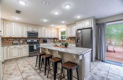 Sherwood House | Lakefront, Fishing, Fun & Games, BBQ, WIFI