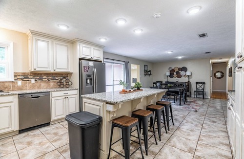 Sherwood House | Lakefront, Fishing, Fun & Games, BBQ, WIFI