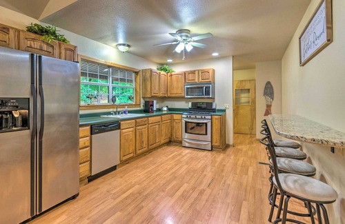 Scranton House | Lakefront Hideaway in Scranton: Spacious Deck