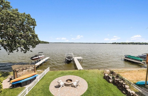 Fox Lake House | Lakefront Home on Fox Lake, IL under 90 minutes from Chicago!