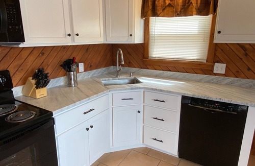 Oxford House | Lakefront Home with Hot Tub - Fall Fairs, Foliage, Hike, Kayak - Fall 25% off