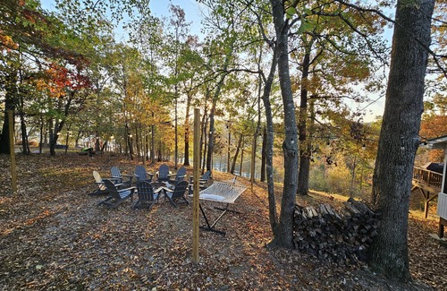 Almo Cottage | Lakefront, Jet ski, or Boat rentals and a hot tub!