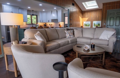 Unaka House | Lakefront Living- Completely remodeled 3 BR/3.5 BA on water with dock.