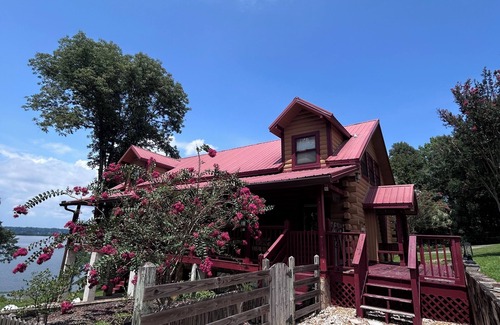 Georgetown Cabin | Lakefront log cabin over looking Walter George Reservoir, aka Lake Eufaula, Al