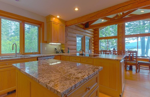 McCall House | LAKEFRONT LOG CABIN WITH BEACH ACCESS AND BOAT SLIP