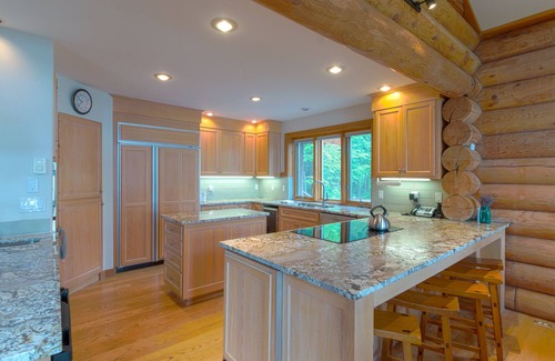 McCall House | LAKEFRONT LOG CABIN WITH BEACH ACCESS AND BOAT SLIP