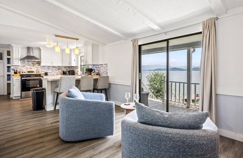 Dandridge House | Lakefront Mountain Oasis