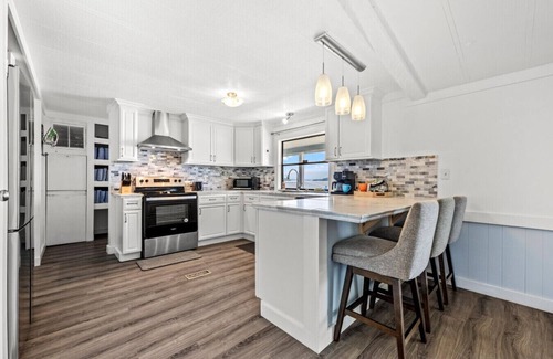 Dandridge House | Lakefront Mountain Oasis