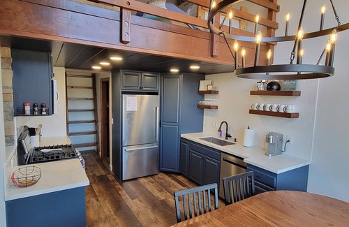 June Lake Apartment | Lakefront Mountain Retreat, Lake views, Newly Renovated, Dogs Welcome