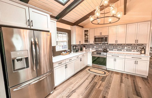 Cadiz House | Lakefront Oasis 7 BR/Dock/Hot Tub/Fire Pit/Game Rm