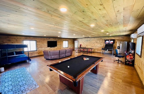 Cadiz House | Lakefront Oasis 7 BR/Dock/Hot Tub/Fire Pit/Game Rm