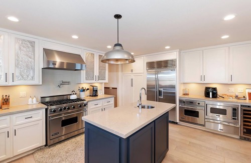 Boulder Bay Cabin | Lakefront On Waterview: Only 38 Steps to the Lake! Newly Remodeled! Stunning Views! Chef's Kitchen! Indoor hot tub and Sauna!