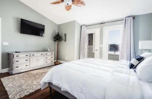 Lake Delton House | LAKEFRONT PENTHOUSE FULLY UPGRADED PANORAMIC VIEWS BOAT SLIP INDOOR OUTDOOR POOL