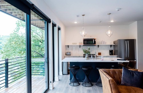 Osage Beach Condo | Lakefront/pool/CenterofOsageBeach 2 Bedroom/Sleeps 6 located above 1932 Reserve