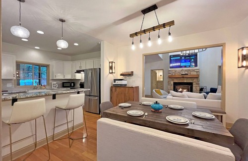 Lake Lure House | Lakefront-Rumbling Bald, Firepit, Kayak, SUP Board, Bocce Ball, Basketball
