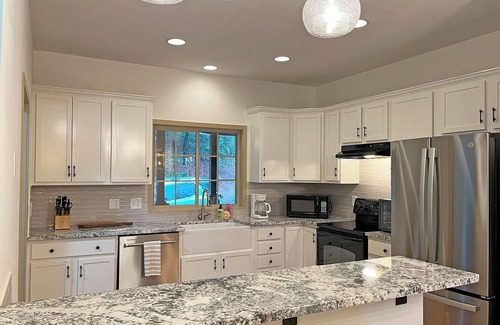 Lake Lure House | Lakefront-Rumbling Bald, Firepit, Kayak, SUP Board, Bocce Ball, Basketball
