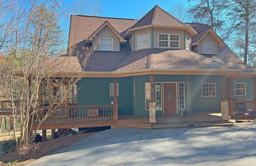 Lake Lure House | Lakefront-Rumbling Bald, Firepit, Kayak, SUP Board, Bocce Ball, Basketball