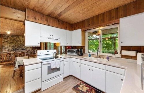 Union Pier House | Lakefront! Secluded, HotTub, Fire Pit, Private Dock&boats 90 Min from Chicago