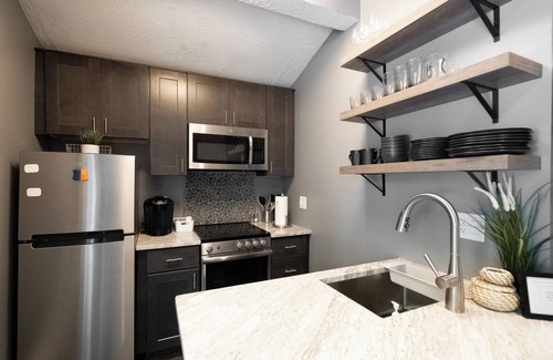 Cicero House | Lakefront Sleeps 15, <20 min from Grand Park & Ruoff Music Center