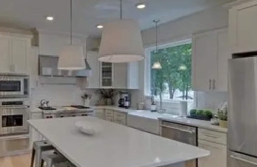 Reed Creek House | Lakefront Sunrise Family Retreat-5BR/5BA Big View, 50 steps to water + Big Yard