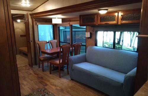 Honor House | Lakefront! Twin Birch Resort - The Loon