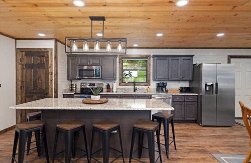 Branson Cabin | Lakefront! w/Kayaks, Hot Tub, Pool. Firepit, Park with Playground & Disc Golf.