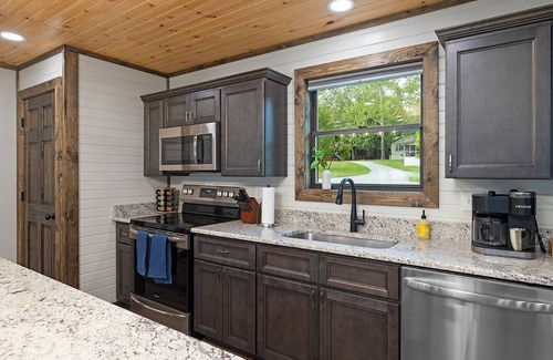 Branson Cabin | Lakefront! w/Kayaks, Hot Tub, Pool. Firepit, Park with Playground & Disc Golf.