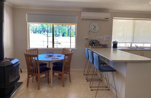 Allanson Cottage | Lakehouse with private lake access and beach