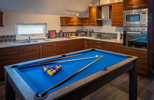 South Lakeland Leisure Village Cottage | LAKELAND LODGE, pet friendly, character holiday cottage in Carnforth