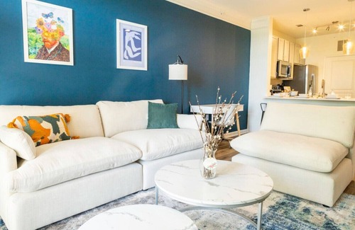 Cary House | Lakeshore Elegance min from PNC