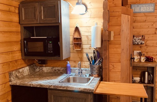 Hayward Cabin | Lakeshore Lily Pad - cozy cabin on the shores of Lake Hayward