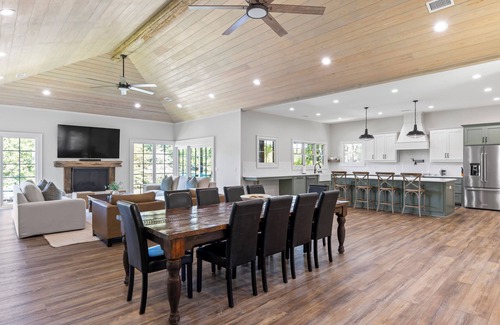 Jacksons' Gap House | Lakeshore Oasis on Lake Martin, Lakeshore Oasis- Luxurious 5Br, Lakefront Home, Sleeps 14