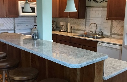 Colon House | Lakeshore Retreat