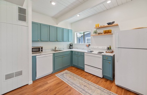 Monticello House | Lakeside Bliss: Spectacular Lake Views and Access!